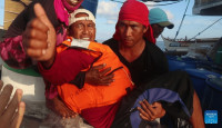 中国海军巡航解救2菲律宾渔民 治伤后移交菲方