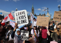 誰有權教育孩子的性別認同？兩派人馬在全國城市抗議對峙