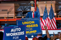 特朗普會汽車工人爭選票支持