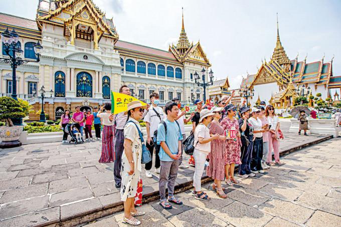 中国旅游团在泰国大皇宫合影。
