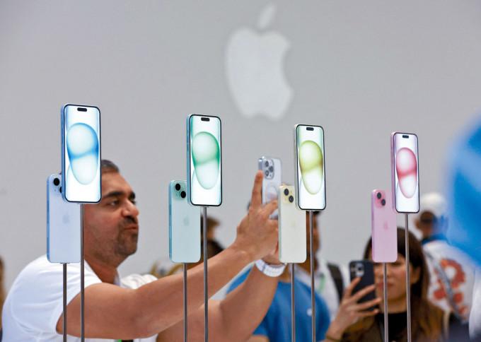 苹果公司推出新款iPhone但功能欠惊喜，投资者“唔受落”。
