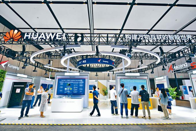 2023世界計算機大會華為展區吸引多人參觀。
