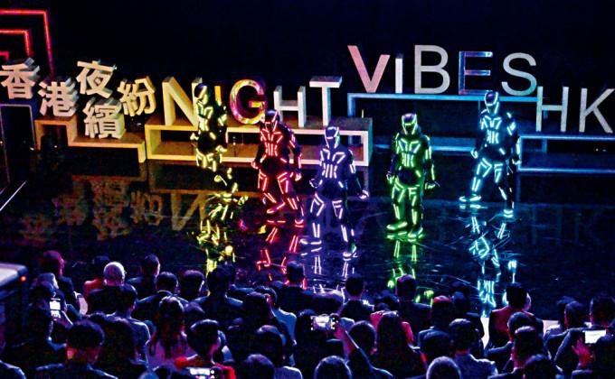 别开生面的萤光机器人舞蹈，为香港夜缤纷活动启动礼生色不少。
