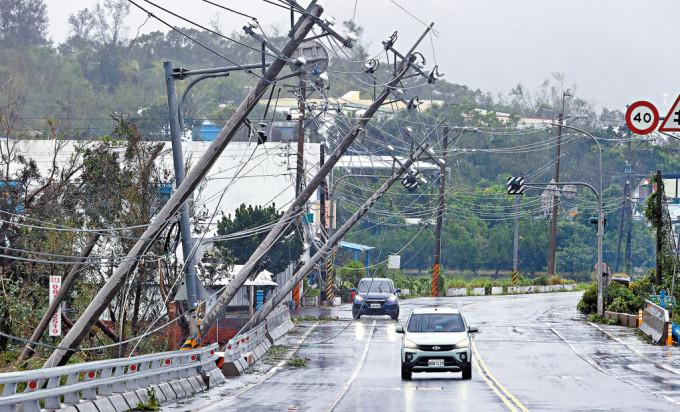 台湾屏东道路上整排电线杆倒塌。
