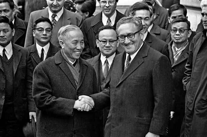 1973年1月，基辛格（右）在巴黎簽署越戰停火協議後，與北越談判代表團團長黎德壽握手。