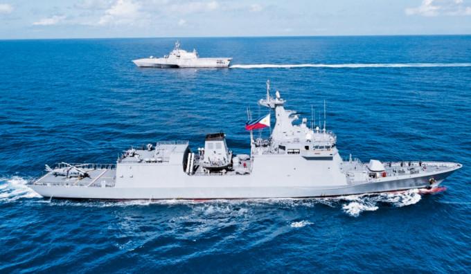 美艦「吉福茲號」（後）與菲律賓艦艇（前）聯合巡邏。
