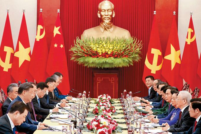 国家主席习近平（左二）和越共总书记阮富仲（右二）举行会谈。
