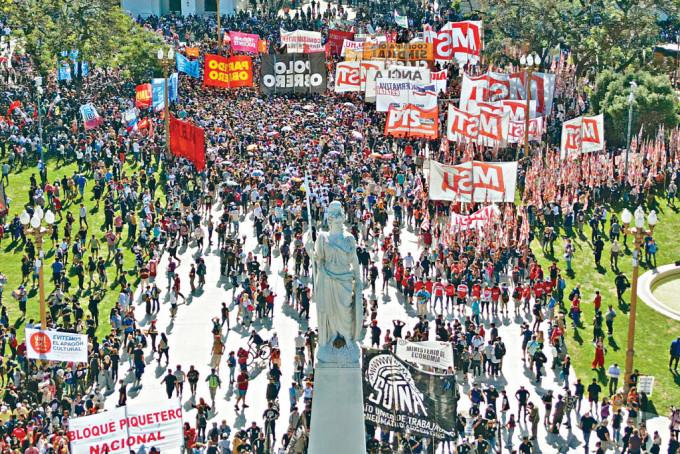 大批示威者周三在布宜諾斯艾利斯市中心的五月廣場遊行，抗議總統米萊的緊縮經濟政策。
