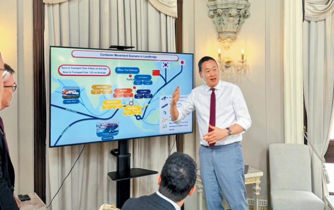 泰國總理賽塔11月初召集交通部官員，準備有關「陸橋」項目的資料，擬向潛在投資者推介。
