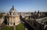 调查指英国顶尖学府收近双倍学费 招收海外成绩较逊学生