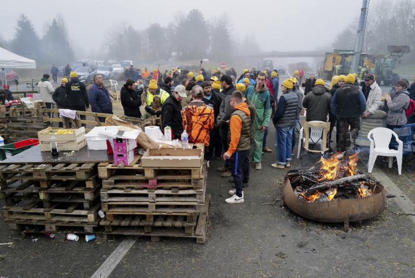 法国国内抗议及堵路持续 政府考虑向农民提供更多援助