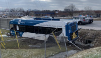 【更新】密市巴士失事坠渠  12人送院1人重伤