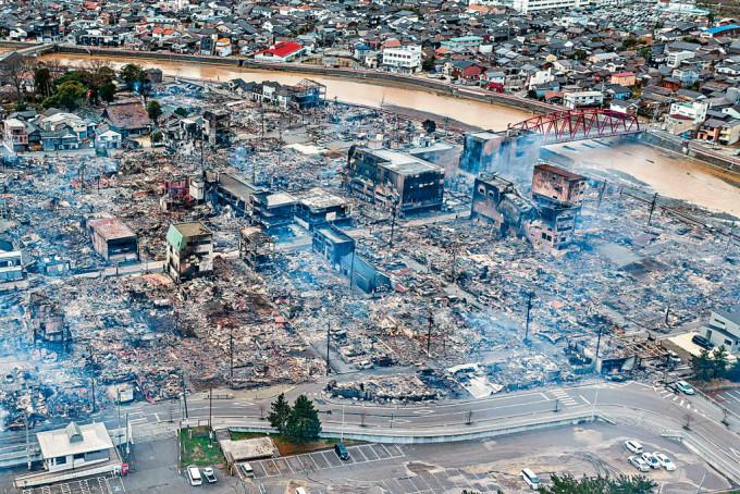 日本石川县能登半岛地震后，轮岛市观光胜地“朝市通”发生火灾，烧成废墟。
