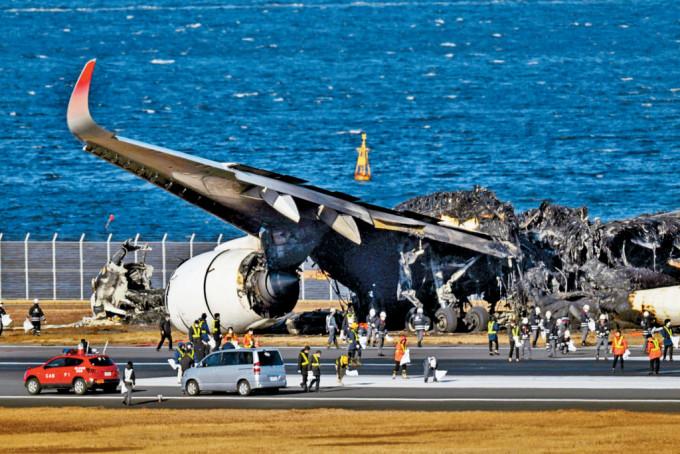 东京羽田机场周四仍可见被烧毁日航客机的残骸。
