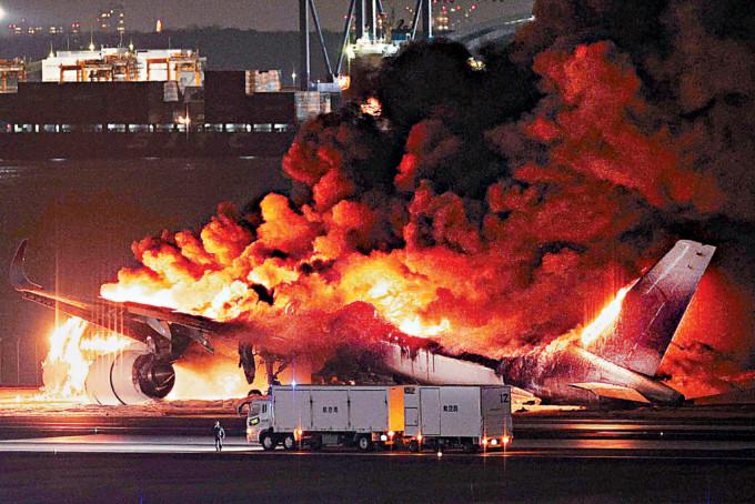 羽田機場跑道上的日航客機被大火吞噬。
