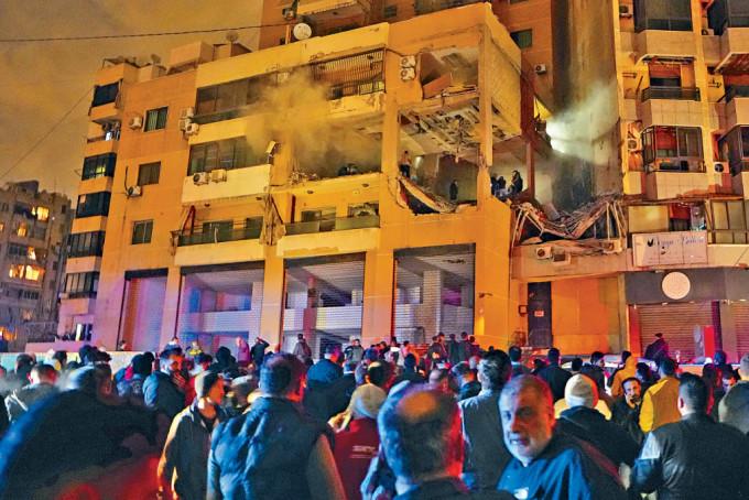 黎巴嫩首都贝鲁特南郊达希耶的哈马斯办公室，周二遭无人机袭击后，人群聚集被毁建筑物外。
