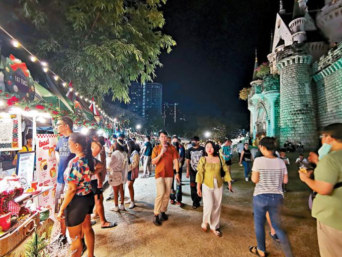泰國曼谷網紅地喬德夜市，吸引眾多遊客元旦打卡。
