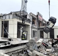 乌克兰东部俄占地区面包店遭炮击 至少20人死 10人受伤