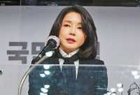 韩国第一夫人陷Dior手袋风波  尹锡悦袒护：不够“冷酷无情”拒绝