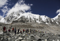 尼泊尔规定爬珠峰自备冀便袋  把排泄物带回基地营处理