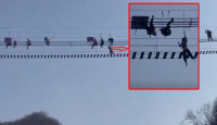 网红桥︱河南景区铁索桥翻侧游客吊吊揈  当局：过度晃动导致︱有片