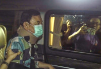 泰国前总理他信提早获释 乘车离开医院