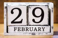 闰年2月29日是否有工作报酬？还是白做一日？