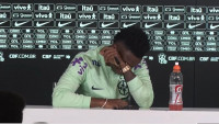 西甲｜皇马巴西球星云尼斯奥斯谈种族歧视 激动落泪哭诉：“愈来愈不爱踢足球”