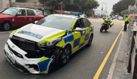 尖沙咀私家车与警车相撞 司机受轻伤送院