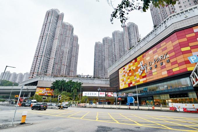 新世界將愉景新城商場連車位100%權益售予華懋集團，作價40.2億元。
