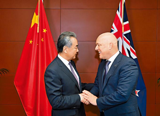 新西兰总理拉克森会见到访的外长王毅。
