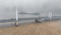 九江大桥被撞│疑连场暴雨洪水致操作失当  当局设禁航区搜索4失踪船员