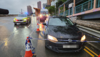 荃湾海安路可疑私家车停路边 警员车上检获两把牛肉刀