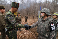 视韩国为敌国   北韩在非军事区公路埋地雷