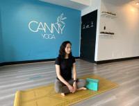 【各行各業】學瑜伽、聽頌缽聲放鬆身心！廣東話瑜伽導師先鋒 Canny 為香港移民打氣！