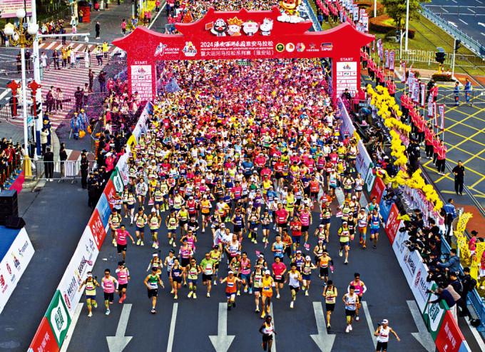 江蘇淮安馬拉松昨日開跑，逾1.5萬名選手參加。
