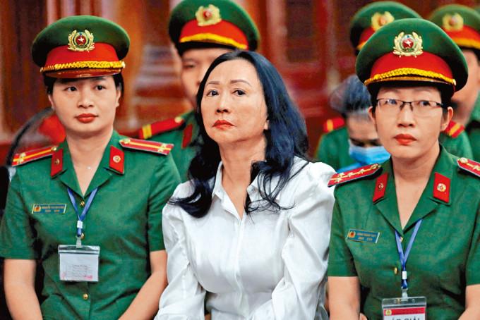 越南房地产大亨张美兰昨日在胡志明市出庭听判刑。
