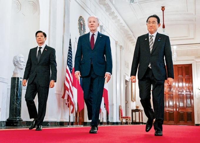 拜登周四与日揆岸田文雄（右）、菲总统小马可斯（左）在白宫准备举行三边峰会。
