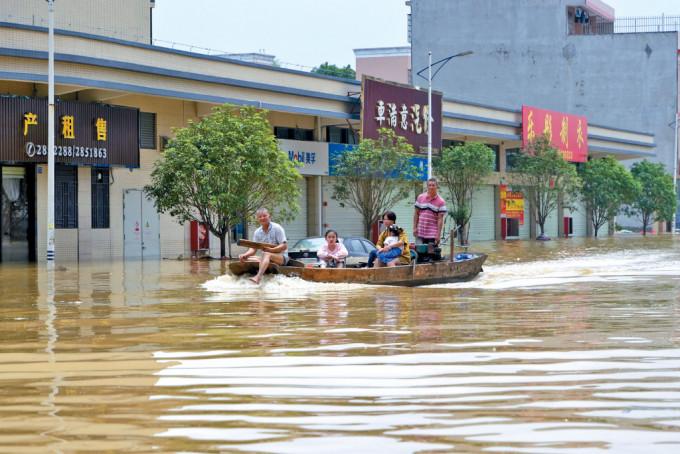 广东清远英德市昨日洪涝，居民划木舟出行。
