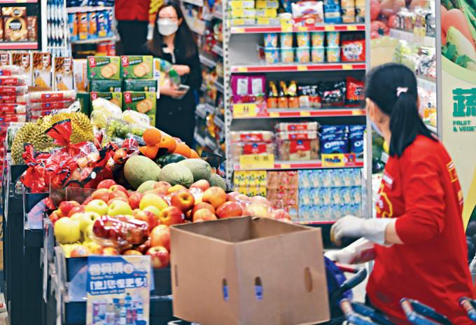百物腾贵生活更艰难，消委会调查指3大超市上年度过半数货品涨价。
