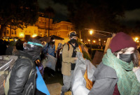 数十名警员包围南加州大学清场　示威者收拾物品离开无人被捕