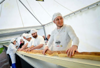 巴黎师傅烤出逾140米长法棍面包  打败意大利对手刷新世界纪录