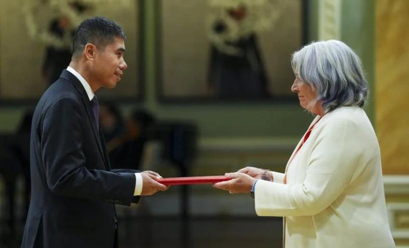中国驻加拿大大使王镝(左)与加拿大总督西蒙(Mary Simon)