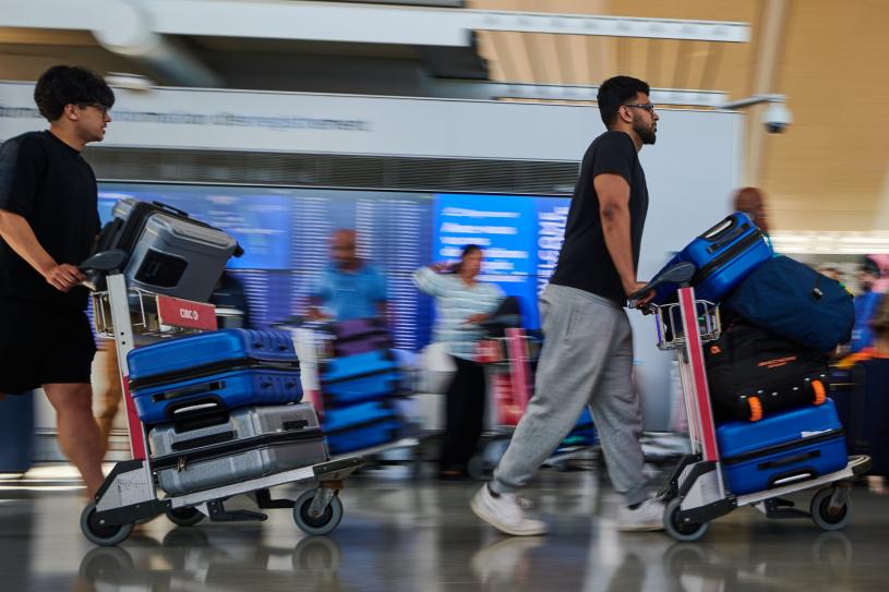 8月18日周一多倫多皮爾遜國際機場,旅客經過加拿大航空登機口時,空服員在機上進行糾察。加通社資料圖片