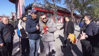 台网红“馆长”访京︱参观卢沟桥宛平城  收粉丝送福建舰模型