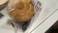袋装面包有活曱甴  网民惊讶生命力质疑做假︱有片