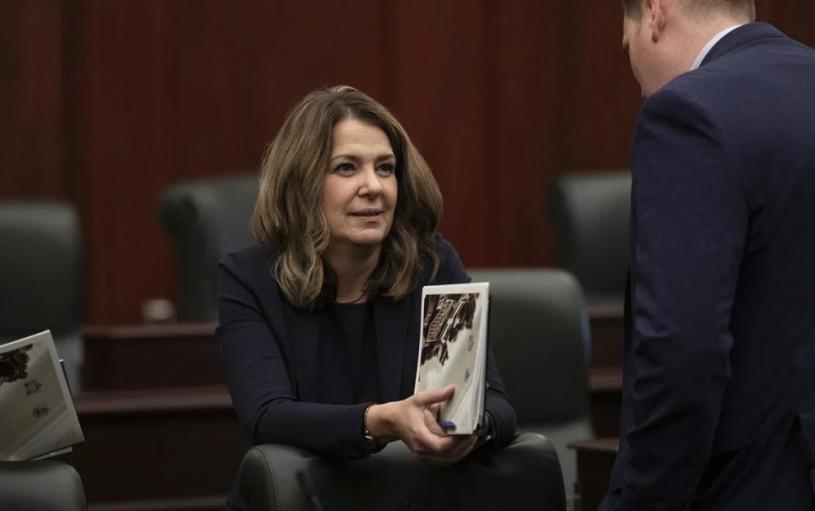 亞省省長戴思敏(Danielle Smith)