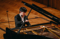华裔加籍钢琴家陈禹同   晋级2025萧邦钢琴大赛决赛