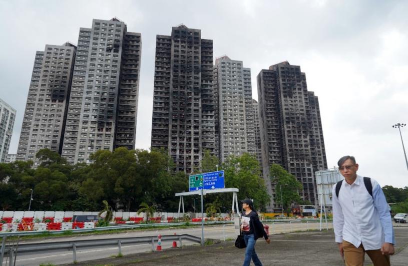 高樓外牆明顯火災焚燒痕跡,是事件的現場證據,但路牌文字難辨。(70/100) 高樓外牆明顯火災焚燒痕跡,是事件的現場證據,但路牌文字難辨。